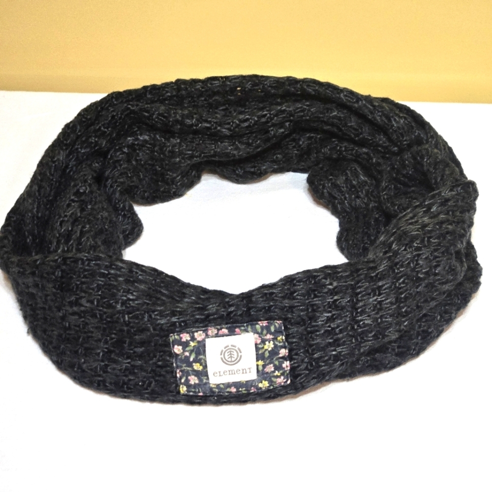 Element Eden Marsalle, Knitted Dark Grey Circle Scarf